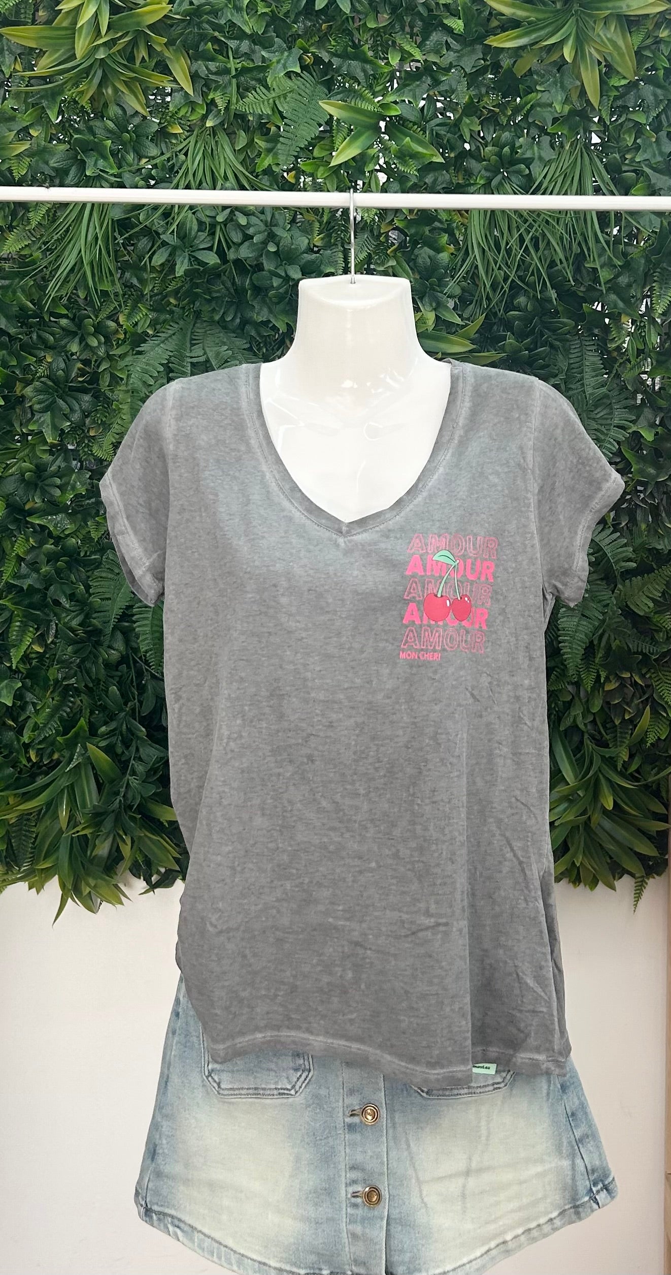Camiseta cuello de pico Cerezas